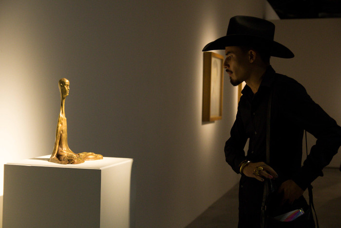 “Tỏa” là những cuộc đối thoại ý nghĩa, nơi các tác phẩm nghệ thuật phong cách đa dạng được sắp đặt cạnh nhau không theo niên đại hay chủ đề, mà thông qua sự tương tác giữa các yếu tố chuyên môn và kiến trúc đặc trưng của không gian trưng bày. Trong ảnh: Nghệ sĩ Truc-Anh ngắm nhìn tác phẩm Trọng lực của nghệ sĩ Phạm Đình Tiến. Hai nghệ sĩ trẻ đã có buổi trò chuyện tại VCCA vào chiều 23/6 về quá trình sáng tác tác phẩm cũng như chia sẻ về những đồng điệu-khác biệt giữa hai nền văn hóa Đông Tây nơi họ sinh ra, lớn lên.