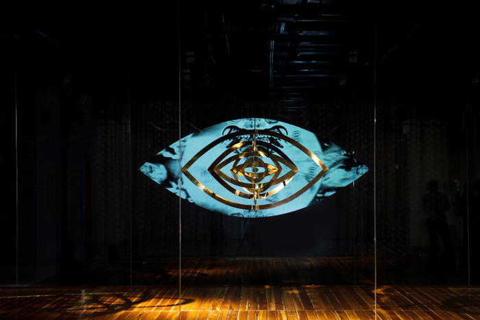 Định kỳ, VCCA sẽ mời các nghệ sĩ trong và ngoài nước tới sáng tác riêng cho show window. Trong lần đầu tiên VCCA ra mắt công chúng, nghệ sĩ trẻ người Pháp gốc Việt Truc-Anh đã được chọn để thực hiện tác phẩm trưng bày tại show window. Tác phẩm sắp đặt có tên "Ngụ ngôn vàng" (The Golden Allegory) với hai “con mắt lớn” là Con mắt Thôi miên (Sharigan Saimingan) và Con mắt Bên trong (Sharigan Dosatsugan). Định kỳ, VCCA sẽ mời các nghệ sĩ trong và ngoài nước tới sáng tác riêng cho show window. Trong lần đầu tiên VCCA ra mắt công chúng, nghệ sĩ trẻ người Pháp gốc Việt Truc-Anh đã được chọn để thực hiện tác phẩm trưng bày tại show window. Tác phẩm sắp đặt có tên "Ngụ ngôn vàng" (The Golden Allegory) với hai “con mắt lớn” là Con mắt Thôi miên (Sharigan Saimingan) và Con mắt Bên trong (Sharigan Dosatsugan).