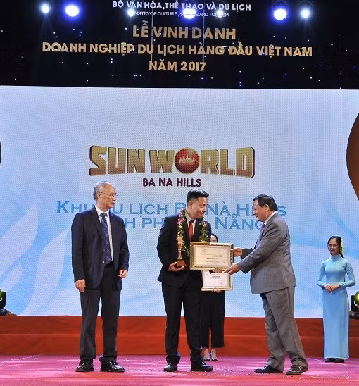 Tổng cục Du lịch và Hiệp hội du lịch Việt Nam đã trao danh hiệu “Khu du lịch hàng đầu Việt Nam” cho Sun World Ba Na Hills (thuộc Tập đoàn Sun Group)