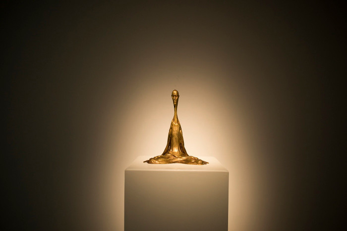 “Trọng lực” - tác phẩm đầu tiên được bán ngay trong ngày khai mạc Triển lãm “Tỏa” tại VCCA.