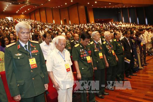 Các đại biểu tưởng niệm các Anh hùng Liệt sĩ. Ảnh: Doãn Tấn/TTXVN Các đại biểu tưởng niệm các Anh hùng Liệt sĩ. Ảnh: Doãn Tấn/TTXVN