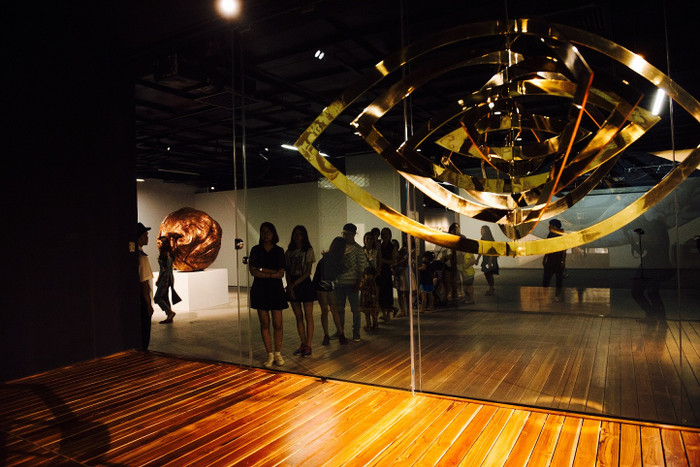 Trong buổi trò chuyện về nghệ thuật tại VCCA đầu tháng 7, nghệ sĩ Truc-Anh chia sẻ, nhìn ngắm tác phẩm từ bên trong sẽ mang tới những cảm giác hoàn toàn khác biệt. Không chỉ góc nhìn khác, khách tham quan còn thưởng thức âm nhạc được Truc-Anh lựa chọn riêng cho tác phẩm. Trong buổi trò chuyện về nghệ thuật tại VCCA đầu tháng 7, nghệ sĩ Truc-Anh chia sẻ, nhìn ngắm tác phẩm từ bên trong sẽ mang tới những cảm giác hoàn toàn khác biệt. Không chỉ góc nhìn khác, khách tham quan còn thưởng thức âm nhạc được Truc-Anh lựa chọn riêng cho tác phẩm.