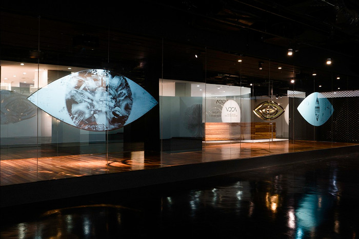 “Show window” (cửa sổ trưng bày) là hình ảnh đặc trưng của các trung tâm mua sắm quy mô lớn nhằm thu hút khách hàng. Đó cũng chính là ý tưởng để VCCA thiết kế một show window độc đáo ngay mặt tiền trung tâm: khiến cho nghệ thuật trở nên gần gũi hơn với công chúng. “Show window” (cửa sổ trưng bày) là hình ảnh đặc trưng của các trung tâm mua sắm quy mô lớn nhằm thu hút khách hàng. Đó cũng chính là ý tưởng để VCCA thiết kế một show window độc đáo ngay mặt tiền trung tâm: khiến cho nghệ thuật trở nên gần gũi hơn với công chúng.