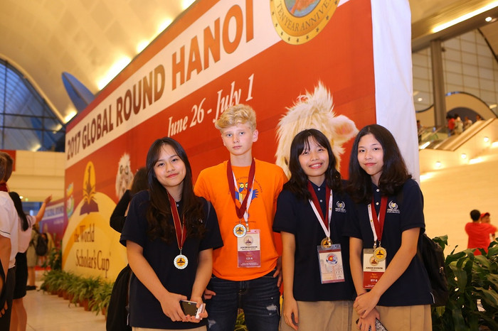 Học được nhiều kiến thức và kỹ năng mới, làm quen nhiều bạn bè quốc tế, trải nghiệm những điều đặc biệt tại Hà Nội (ẩm thực ngon, con người thân thiện,…) là những kỷ niệm khó quên đối với hàng ngàn thí sinh. Học được nhiều kiến thức và kỹ năng mới, làm quen nhiều bạn bè quốc tế, trải nghiệm những điều đặc biệt tại Hà Nội (ẩm thực ngon, con người thân thiện,…) là những kỷ niệm khó quên đối với hàng ngàn thí sinh.