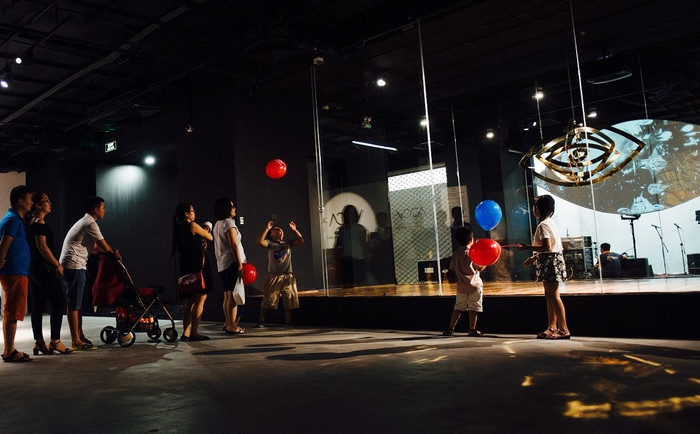 Bên cạnh đó là 55% khách thuộc các gia đình nhiều thế hệ. Chị Thanh Vân (Ba Đình, Hà Nội) cho biết: “Tôi cố gắng tạo thói quen đưa cả nhà đi thăm bảo tàng, trung tâm nghệ thuật... đều đặn hàng tháng để xây dựng được tình yêu nghệ thuật và xúc cảm với cái đẹp cho các thành viên trong gia đình, nhất là các con mình!” Bên cạnh đó là 55% khách thuộc các gia đình nhiều thế hệ. Chị Thanh Vân (Ba Đình, Hà Nội) cho biết: “Tôi cố gắng tạo thói quen đưa cả nhà đi thăm bảo tàng, trung tâm nghệ thuật... đều đặn hàng tháng để xây dựng được tình yêu nghệ thuật và xúc cảm với cái đẹp cho các thành viên trong gia đình, nhất là các con mình!”