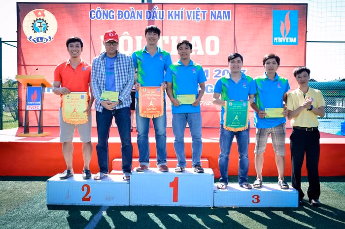 Đồng chí Nguyễn Đức Hạnh trao giải thưởng cho các vận động viên môn Cầu lông đôi nam lứa tuổi dưới 41.