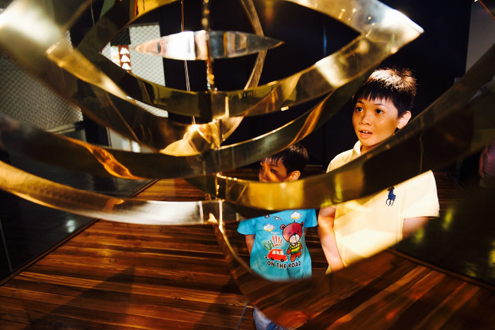 Không chỉ người lớn, trẻ em cũng tỏ ra quan tâm và yêu thích không ít tác phẩm trưng bày tại VCCA. Không chỉ người lớn, trẻ em cũng tỏ ra quan tâm và yêu thích không ít tác phẩm trưng bày tại VCCA.