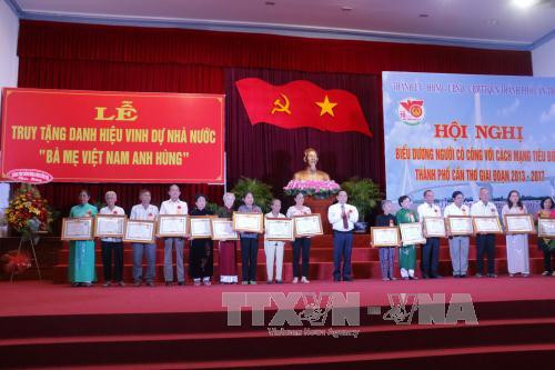 Thành phố Cần Thơ trao danh hiệu &quot;Bà Mẹ Việt Nam Anh hùng&quot; cho thân nhân 16 Mẹ được truy tặng danh hiệu &quot;Bà Mẹ Việt Nam Anh hùng&quot;. Ảnh: Ngọc Thiện/TTXVN