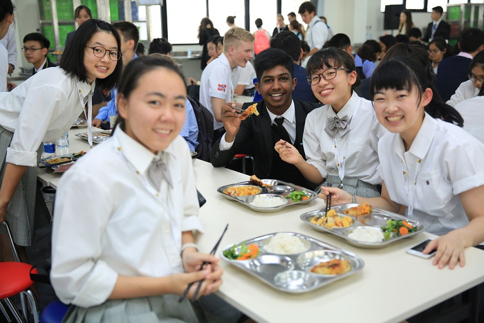 Ẩm thực là một trong những trải nghiệm đặc biệt của các thí sinh. Với vai trò “chủ nhà”, Vinschool đã chuẩn bị 3 khu phục vụ các món ăn Âu - Á và đồ chay để hơn 3.600 học sinh quốc tế có nhiều lựa chọn. Rất nhiều em đánh giá: “Ẩm thực Việt Nam thật tuyệt”! Ẩm thực là một trong những trải nghiệm đặc biệt của các thí sinh. Với vai trò “chủ nhà”, Vinschool đã chuẩn bị 3 khu phục vụ các món ăn Âu - Á và đồ chay để hơn 3.600 học sinh quốc tế có nhiều lựa chọn. Rất nhiều em đánh giá: “Ẩm thực Việt Nam thật tuyệt”!