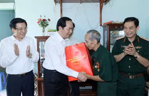 Chủ tịch nước Trần Đại Quang thăm, tặng quà thương binh Phạm Văn Ngân ở phường Thanh Trường, Thành phố Điện Biên Phủ, tỉnh Điện Biên (ngày 7/5/2016). Ảnh: Nhan Sáng/qdnd.vn