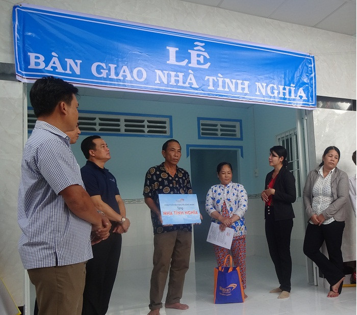 Đại diện Công ty Cổ phần Ma San PQ đã trao quyết định tặng nhà tình nghĩa cho 5 hộ gia đình diện chính sách. Đại diện Công ty Cổ phần Ma San PQ đã trao quyết định tặng nhà tình nghĩa cho 5 hộ gia đình diện chính sách.