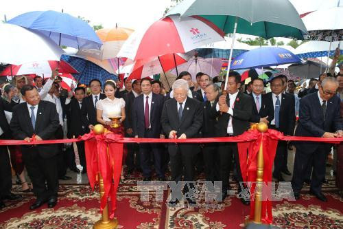 Tổng Bí thư Nguyễn Phú Trọng và Chủ tịch Thượng viện Campuchia Samdech Say Chhum cùng các đại biểu cắt băng khánh thành Tượng đài Hữu nghị Việt Nam - Campuchia. (Ảnh: Trí Dũng/TTXVN) Tổng Bí thư Nguyễn Phú Trọng và Chủ tịch Thượng viện Campuchia Samdech Say Chhum cùng các đại biểu cắt băng khánh thành Tượng đài Hữu nghị Việt Nam - Campuchia. (Ảnh: Trí Dũng/TTXVN)