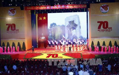 Chương trình văn nghệ đặc biệt tại Lễ kỷ niệm. Ảnh: Doãn Tấn/TTXVN Chương trình văn nghệ đặc biệt tại Lễ kỷ niệm. Ảnh: Doãn Tấn/TTXVN