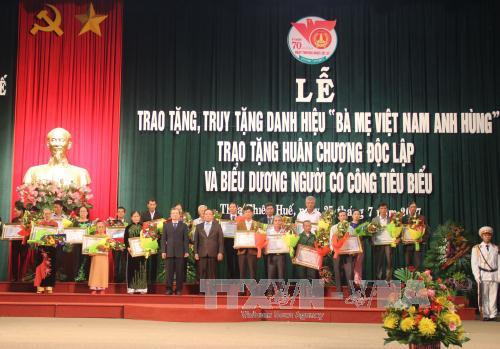 Tỉnh Thừa Thiên – Huế tổ chức Lễ trao tặng, truy tặng danh hiệu Mẹ Việt Nam Anh hùng, trao tặng Huân chương độc lập và biểu dương người có công tiêu biểu trên địa bàn tỉnh. Ảnh: Mai Trang/TTXVN