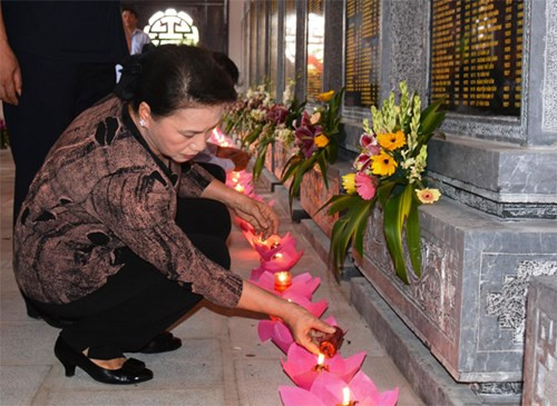 Chủ tịch Quốc hội Nguyễn Thị Kim Ngân thắp nến tại Đền Tưởng niệm các anh hùng liệt sĩ thị xã Chí Linh. Ảnh: Qdnd.vn Chủ tịch Quốc hội Nguyễn Thị Kim Ngân thắp nến tại Đền Tưởng niệm các anh hùng liệt sĩ thị xã Chí Linh. Ảnh: Qdnd.vn