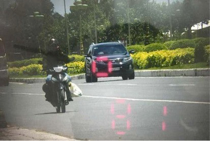 Ảnh “bắn tốc độ” được cho là do công an quận Bình Thủy, thành phố Cần Thơ cung cấp. Ảnh “bắn tốc độ” được cho là do công an quận Bình Thủy, thành phố Cần Thơ cung cấp.