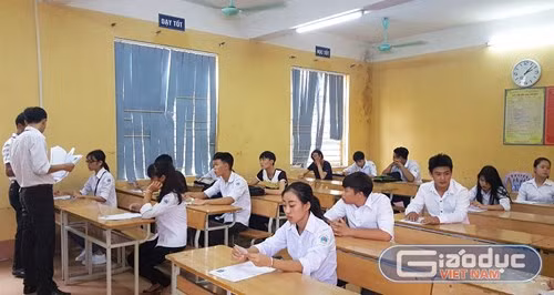 Nhiều phụ huynh chỉ mong con đỗ tốt nghiệp trong kì thi quốc gia năm nay. (Ảnh minh hoạ: Thuỳ Linh)