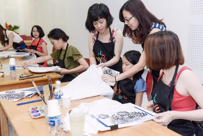 Với sứ mệnh mang nghệ thuật tới gần với công chúng, các work shop như cắm hoa hay Diy work shop - vẽ trên vải đều hướng tới những người có niềm yêu thích nghệ thuật và cái đẹp, không phân biệt tuổi tác và năng khiếu.