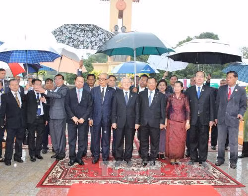 Tổng Bí thư Nguyễn Phú Trọng và Chủ tịch Thượng viện Campuchia Samdech Say Chhum với các đại biểu tại Tượng đài Hữu nghị Việt Nam - Campuchia. (Ảnh: Trí Dũng/TTXVN)