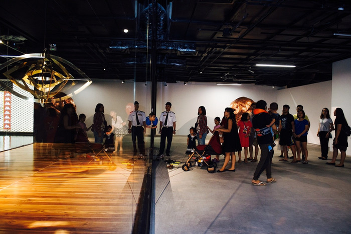 Với trung bình 1.500 lượt khách mỗi ngày, có ngày kỷ lục lên đến hơn 6.000 lượt, khách tới thăm VCCA sẽ không ít lần bắt gặp hình ảnh đẹp: dòng người xếp hàng xem nghệ thuật một cách tự giác, văn minh như thế này. Sau ngày 6/8, VCCA sẽ tạm đóng cửa chuẩn bị cho triển lãm tiếp theo dự kiến khai mạc vào cuối tháng 8/2017. Mọi thông tin đều cập nhật trên website và fanpage của Trung tâm. Với trung bình 1.500 lượt khách mỗi ngày, có ngày kỷ lục lên đến hơn 6.000 lượt, khách tới thăm VCCA sẽ không ít lần bắt gặp hình ảnh đẹp: dòng người xếp hàng xem nghệ thuật một cách tự giác, văn minh như thế này. Sau ngày 6/8, VCCA sẽ tạm đóng cửa chuẩn bị cho triển lãm tiếp theo dự kiến khai mạc vào cuối tháng 8/2017. Mọi thông tin đều cập nhật trên website và fanpage của Trung tâm.