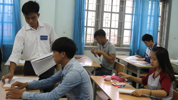 Chế độ dành cho cán bộ coi thi ở mỗi địa phương lại khác nhau. (Ảnh minh hoạ: Trần Tuấn/ Báo Nhân dân) Chế độ dành cho cán bộ coi thi ở mỗi địa phương lại khác nhau. (Ảnh minh hoạ: Trần Tuấn/ Báo Nhân dân)