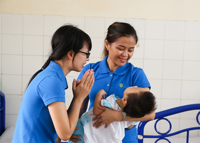 Đại diện tập thể Novaland đến thăm hỏi, chăm sóc các em mồ côi, khuyết tật tại Trung tâm Công tác Xã hội Cần Thơ.