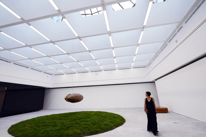 Với tổng diện tích lên tới gần 4.000 mét vuông tại Trung tâm thương mại Vincom Megamall ở Khu đô thị Royal City – VCCA không chỉ có quy mô lớn nhất mà còn là Trung tâm nghệ thuật độc đáo nhất với không gian trưng bày tràn ngập ánh sáng tự nhiên trong lòng đất.