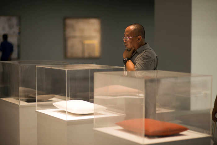 Nhất quán với tinh thần nghệ thuật đương đại, VCCA được thiết kế theo phong cách tối giản, tinh tế. Đây thực sự là không gian lý tưởng cho các tác phẩm thể hiện trọn vẹn ngôn ngữ sáng tác, cá tính và tư tưởng của các nghệ sĩ.