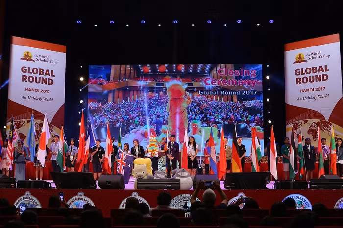 Vòng thế giới cuộc thi The World Scholar’s Cup 2017 diễn ra tại Hà Nội từ cuối tháng 6 tới đầu tháng 7. Hơn 3.600 học sinh từ 65 nước đã đến Trung tâm Hội nghị Quốc gia (Hà Nội) dự Lễ khai mạc. Đây là cuộc thi học thuật đồng đội nổi tiếng dành cho học sinh phổ thông toàn cầu nhằm thử thách kiến thức ở các lĩnh vực Chính trị, Xã hội, Khoa học - Công nghệ, Lịch sử, Văn học, Âm nhạc và Nghệ thuật.