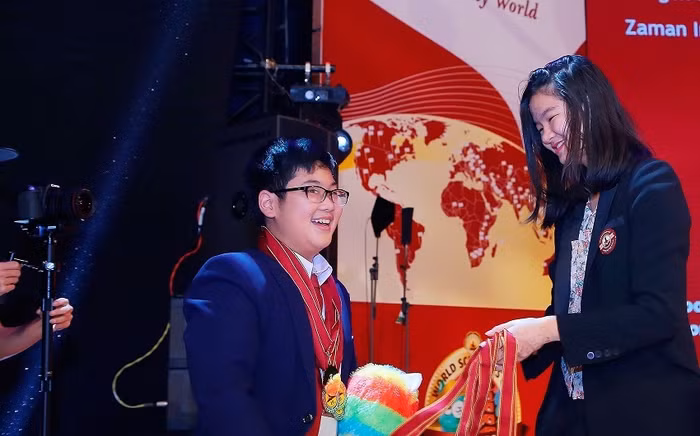 Năm 2016, Vinschool có 2 học sinh đạt Huy chương vàng trong vòng Chung kết được tổ chức tại Đại học Yale (Hoa Kỳ). Trong ảnh là Lý Quốc Hoàng (lớp 7A22) – một trong những học sinh Vinschool được lựa chọn vào vòng Chung kết The World Scholar’s Cup 2017 tổ chức tại Đại học Yale (Hoa Kỳ) vào tháng 11/2017 tới.