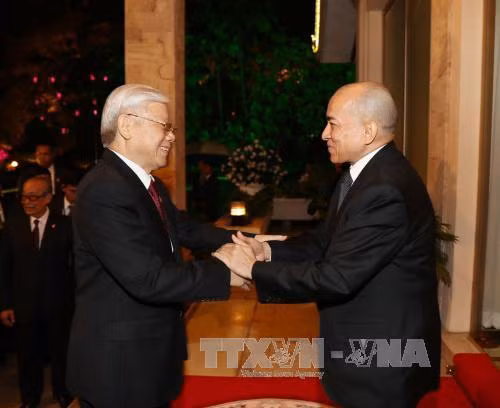 Quốc vương Campuchia Norodom Sihamoni đón Tổng Bí thư Nguyễn Phú Trọng. (Ảnh: Trí Dũng/TTXVN)