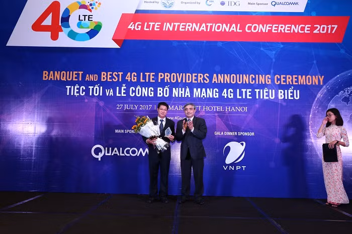 Lãnh đạo VinaPhone nhận danh hiệu "Nhà mạng 4G có chất lượng chăm sóc khách hàng tiêu biểu" do Thứ trưởng Bộ Thông tin và Truyền thông Nguyễn Minh Hồng trao tặng.