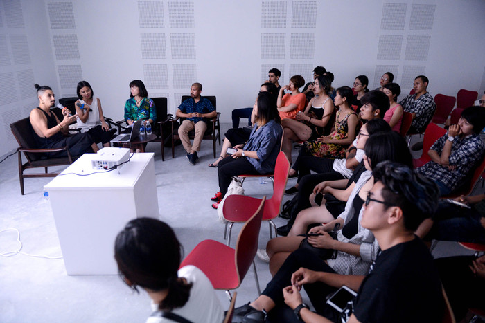 Artist Talk – một trong những hoạt động thường xuyên tại VCCA, nơi chính các nghệ sĩ có tác phẩm trưng bày trong triển lãm sẽ chia sẻ về quá trình sáng tác cũng như các góc nhìn đa chiều về đời sống nghệ thuật đương đại. Mỗi tháng tại VCCA sẽ có 1-2 buổi Artist Talk với nhiều nghệ sĩ và chủ đề khác nhau.