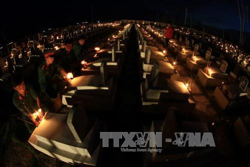 Đoàn viên, thanh niên tỉnh Hậu Giang thắp nến tri ân các Anh hùng liệt sỹ tại Nghĩa trang liệt sỹ của tỉnh. Ảnh: Duy Khương/TTXVN