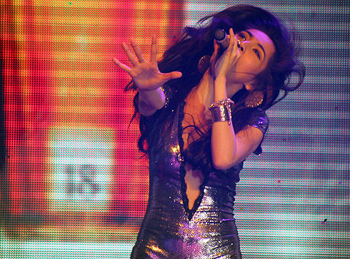 Trong bộ Jumpsuit bó sát, những đường cong của Thủy Tiên càng trở nên nổi bật. Trong bộ Jumpsuit bó sát, những đường cong của Thủy Tiên càng trở nên nổi bật.