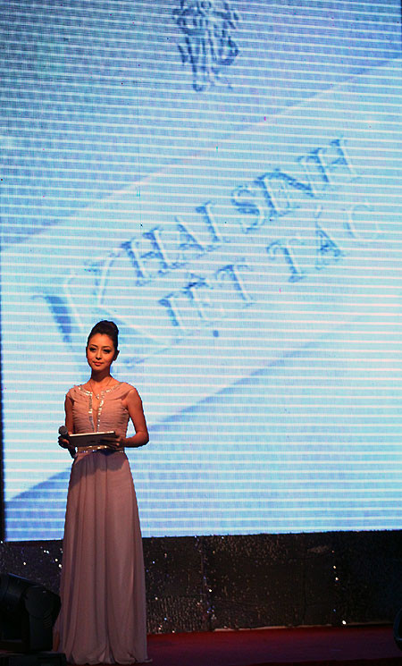 Jennifer Phạm duyên dáng trong vai trò người dẫn chương trình. Jennifer Phạm duyên dáng trong vai trò người dẫn chương trình.