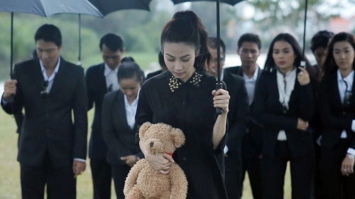 Hơn nữa, đây là câu chuyện được lưu truyền trên mạng khuyết danh và trong một thời gian ngắn, Tuấn Hưng và ê-kíp chưa thể tìm ra ngay được tác giả.