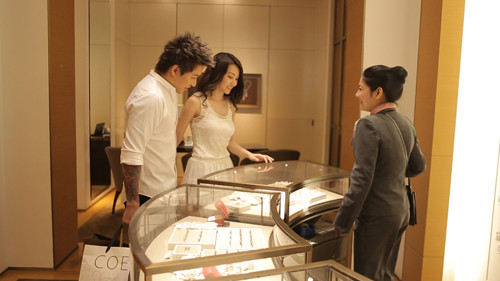 Trong tang lễ của anh, khi còn lại một mình trước ngôi mộ, bất chợt khi siết chặt chú gấu bông mang theo mình, cô gái nghe phát ra trong đó lời cầu hôn và tìm thấy chiếc nhẫn anh muốn tặng cô được anh gài vào trong chú gấu.