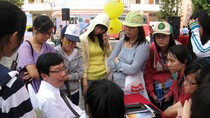 Nhiều học sinh lớp 12 quan tâm chọn ngành kinh tế, tài chính, ngân hàng. Trong ảnh: Thạc sĩ Lâm Tường Thoại, ĐH Quốc gia tư vấn cho học sinh. Nhiều học sinh lớp 12 quan tâm chọn ngành kinh tế, tài chính, ngân hàng. Trong ảnh: Thạc sĩ Lâm Tường Thoại, ĐH Quốc gia tư vấn cho học sinh.