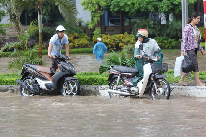 Dắt xe là cách an toàn nhất khi đi qua những khu nước ngập Dắt xe là cách an toàn nhất khi đi qua những khu nước ngập