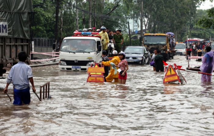 Nước ngập trên đường 70 cạnh sông Nhuệ sáng 9/8. Ảnh: Hoàng Thành (VnExpress)
