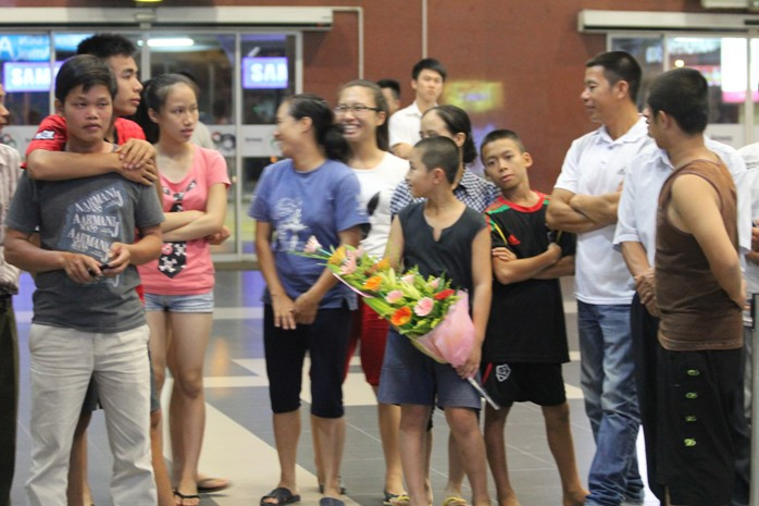 Người thân ra sân bay Nội Bài đón Vũ Xuân Tiến