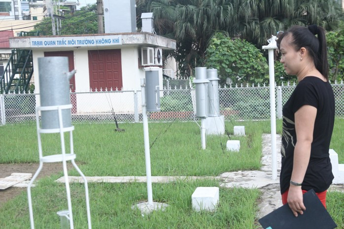 Chị Vũ Thị May, cán bộ tại trạm khí tượng Láng đang hướng dẫn cho phóng viên về chức năng của các dụng cụ đặt tại khu vườn Chị Vũ Thị May, cán bộ tại trạm khí tượng Láng đang hướng dẫn cho phóng viên về chức năng của các dụng cụ đặt tại khu vườn