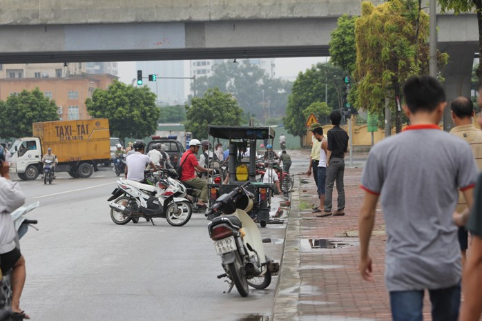 Rất nhiều người đến xem cảnh bắt cá dưới hố ga Rất nhiều người đến xem cảnh bắt cá dưới hố ga