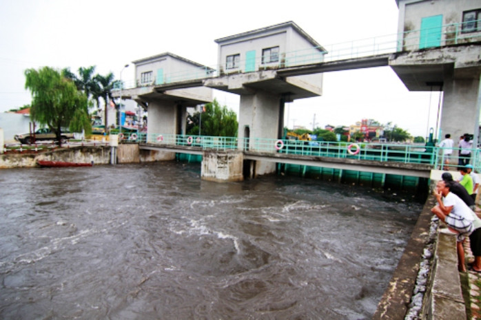 Cống Thanh Liệt sau khi được mở. Ảnh: Nguyễn Thắng (VnExpress)