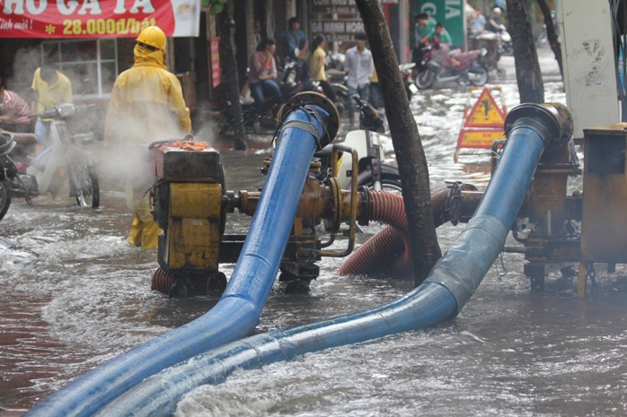 Những chiếc bơm công suất lớn được huy động chạy liên tục Những chiếc bơm công suất lớn được huy động chạy liên tục