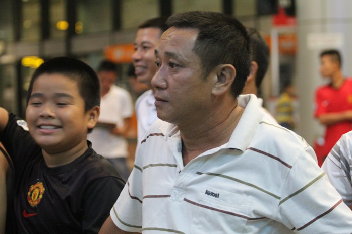 Người mong đợi nhiều nhất có lẽ là bố của Vũ Xuân Tiến. Nhìn ông có vẻ đăm chiêu...