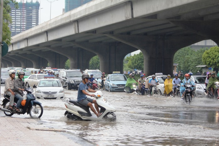 Giao thông trở nên lộn xộn vì ai cũng tìm cách phi lên vỉa hè tránh ngập Giao thông trở nên lộn xộn vì ai cũng tìm cách phi lên vỉa hè tránh ngập