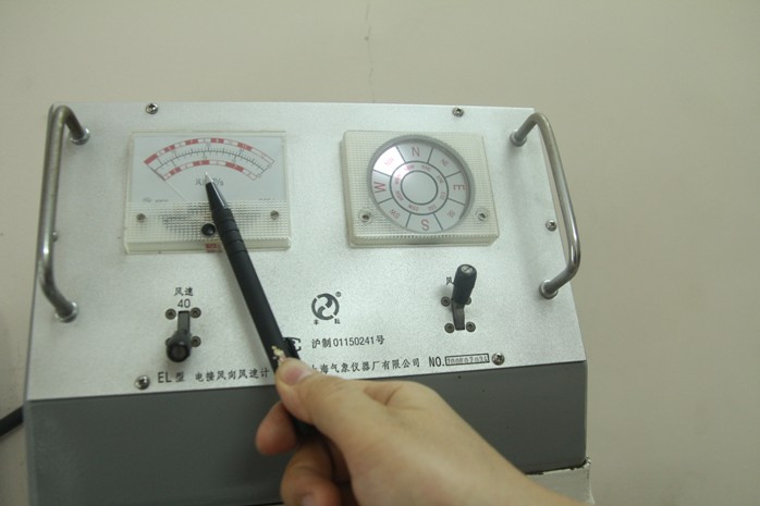 Máy quan trắc gió tự báo - Có hai bộ phận, bên trái là chỉ tốc độ gió, bên phải là chỉ hướng gió. Máy này được nối với máy quan trắc gió đặt bên ngoài Máy quan trắc gió tự báo - Có hai bộ phận, bên trái là chỉ tốc độ gió, bên phải là chỉ hướng gió. Máy này được nối với máy quan trắc gió đặt bên ngoài