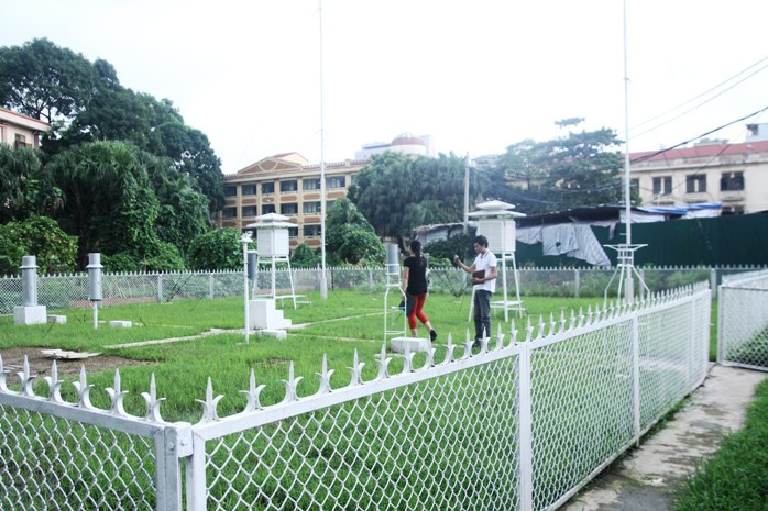 Khu vườn này được đặt trước của trạm khí tượng Láng, bên trong là máy móc dùng để đo các thông số về thời tiết như nắng, gió, độ ẩm.... Khu vườn này được đặt trước của trạm khí tượng Láng, bên trong là máy móc dùng để đo các thông số về thời tiết như nắng, gió, độ ẩm....